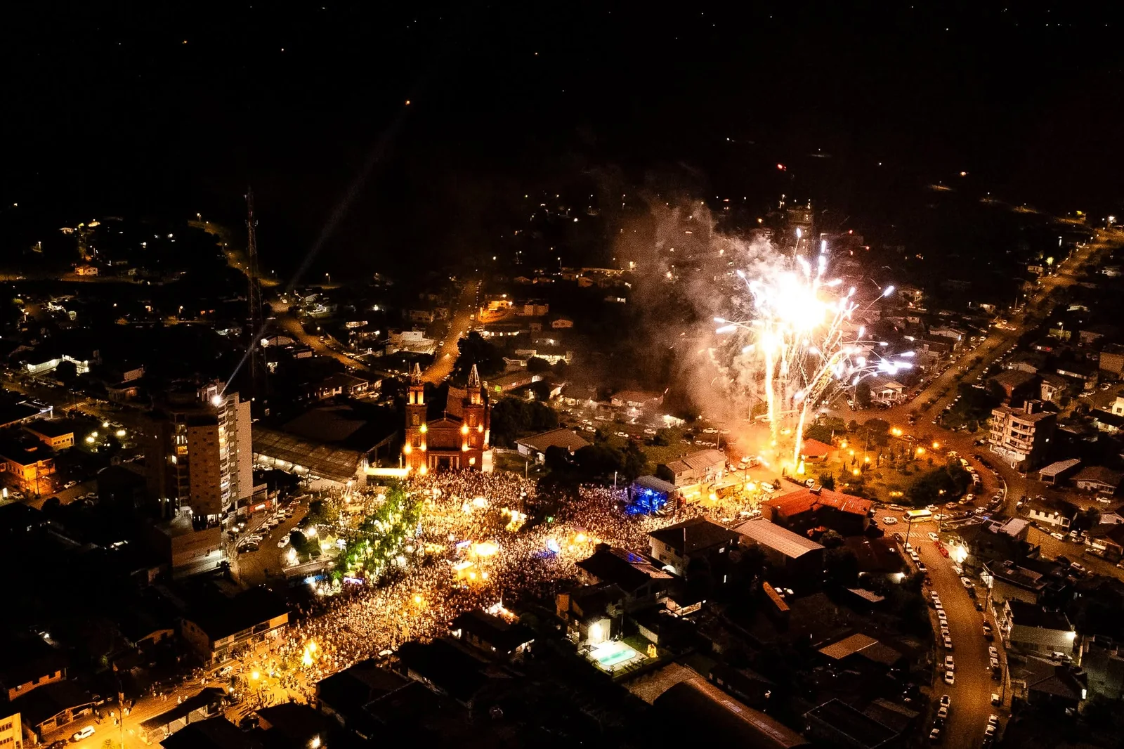 Grande evento noturno com público e show de fogos